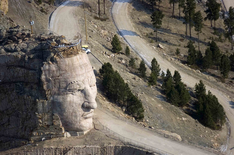 Illustration for article titled Esta familia lleva 70 años esculpiendo un
monumento más grande que el Monte Rushmore
